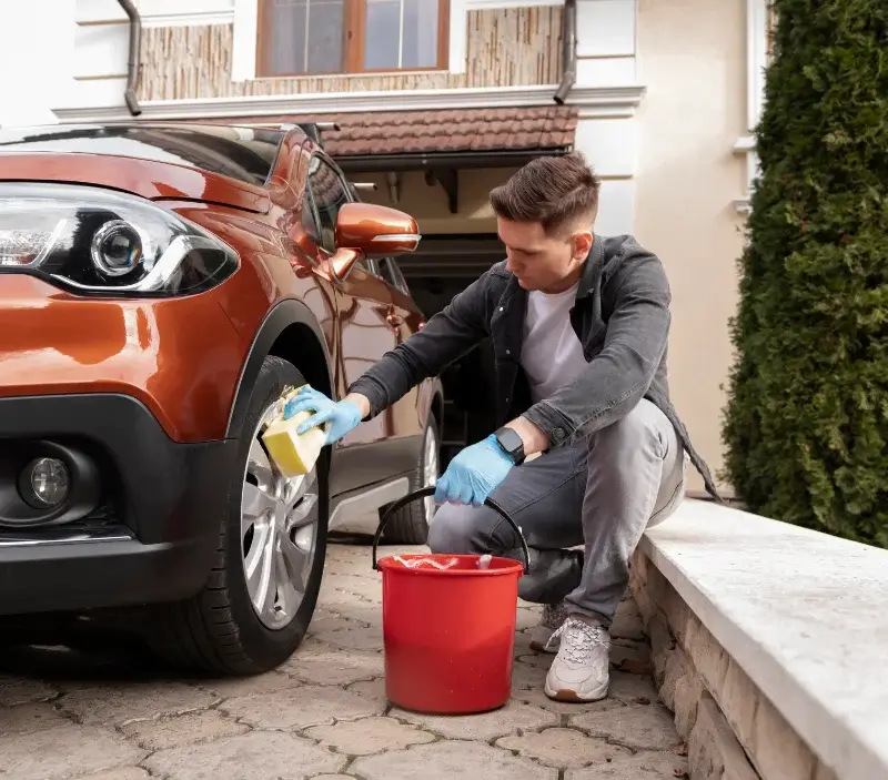 Lavage auto à domicile Lachaise : professionnel intervenant sur un véhicule